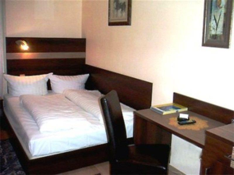 Hotel Elbe Street 34 Frankfurt am Main Room photo